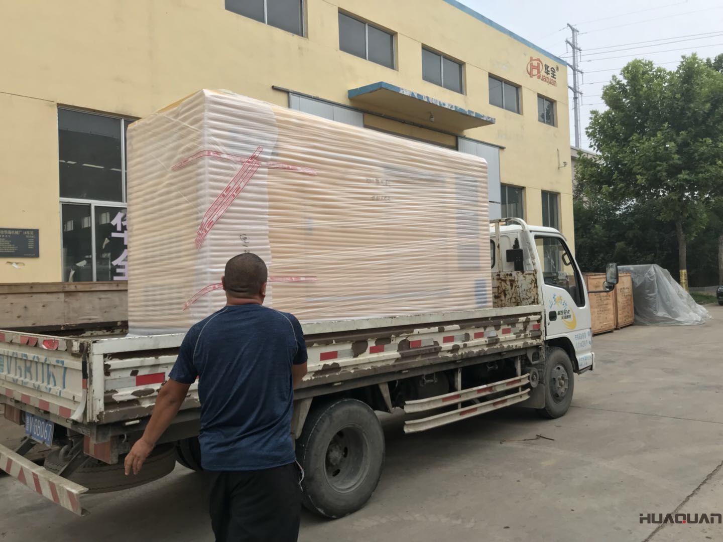 7月13日一臺(tái)HQ5GF靜音箱柴油一體機(jī)從華全順利發(fā)往青島港口