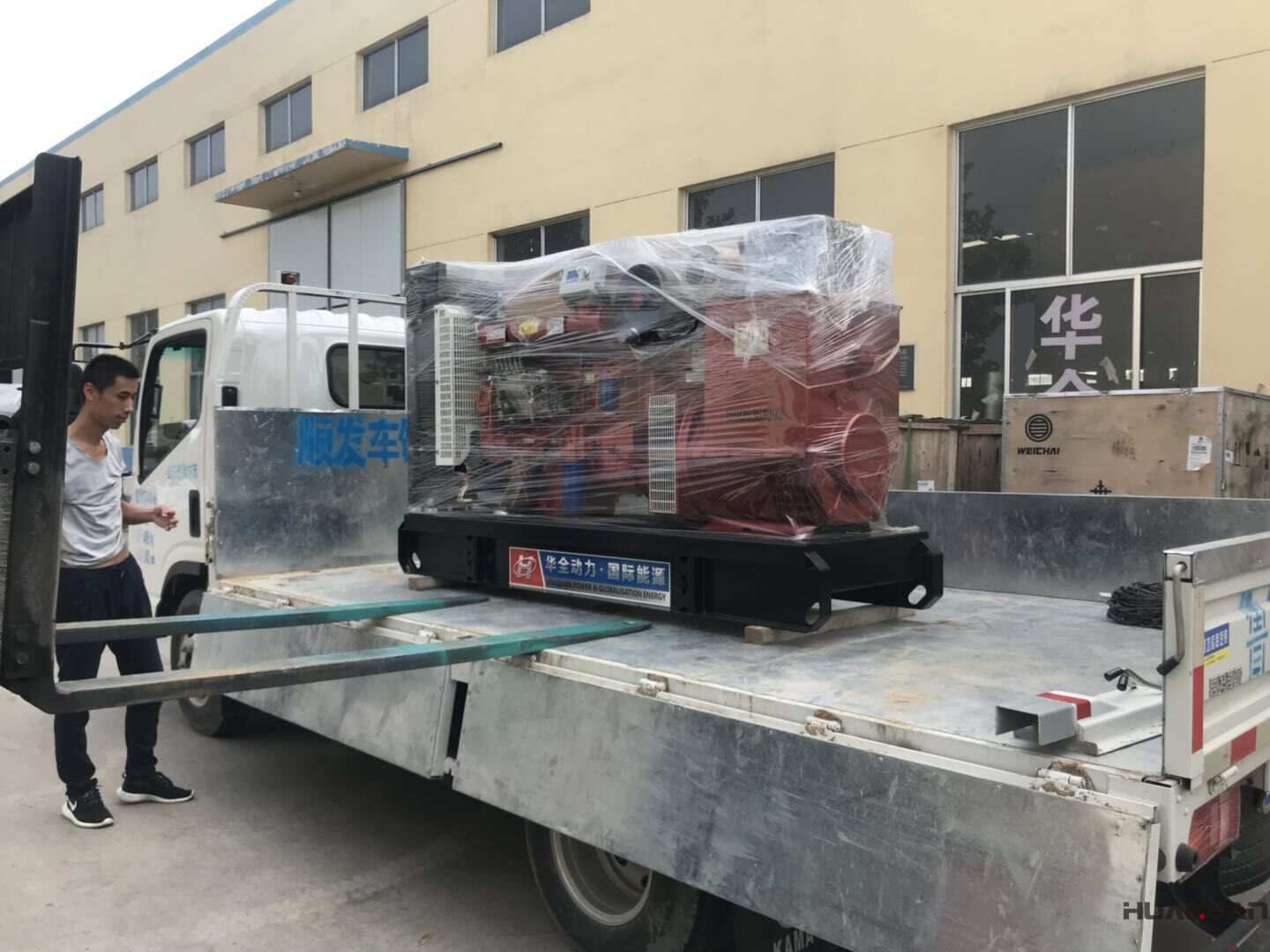一臺100kw標(biāo)配型柴油發(fā)電機(jī)組于9月7日發(fā)往山東