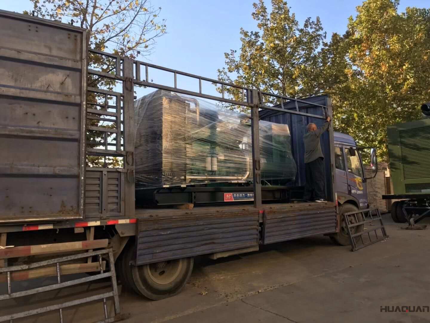 10月18日，一臺(tái)650kw自動(dòng)化柴油發(fā)電機(jī)組從華全動(dòng)力順利發(fā)往黑龍江