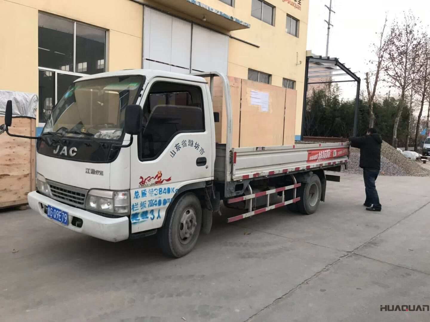 11月22日，一臺(tái)50kw標(biāo)配柴油發(fā)電機(jī)組從華全動(dòng)力成功發(fā)往山東省