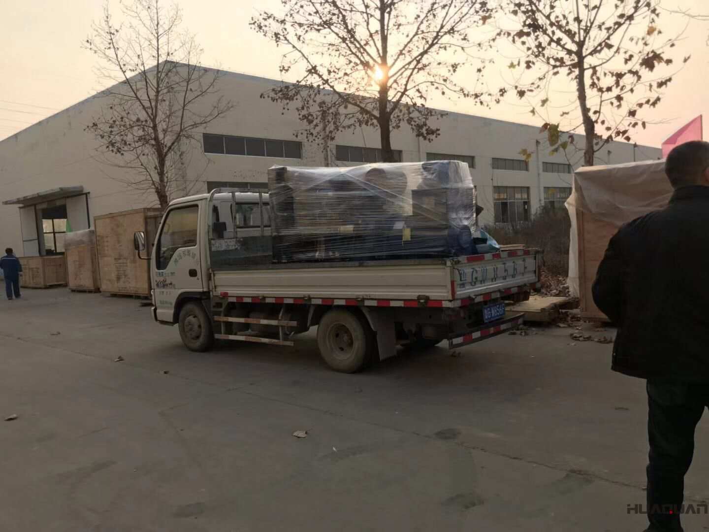 薛先生從華全動(dòng)力訂購(gòu)的120kw和150kw標(biāo)配柴油發(fā)電機(jī)組已于11月25日成功發(fā)往福建省