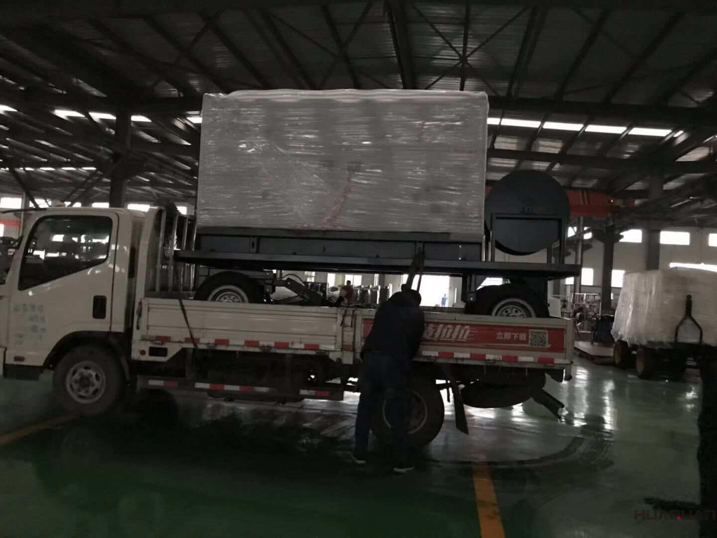 11月28日，葉先生從華全動(dòng)力訂購(gòu)的一臺(tái)120kw移動(dòng)靜音拖車(chē)柴油發(fā)電機(jī)組現(xiàn)已成功發(fā)往遼寧省