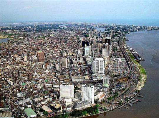 在尼日利亞，一臺(tái)發(fā)電機(jī)組，“電”亮一座城