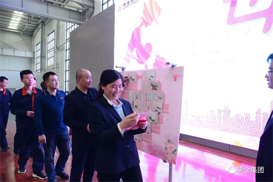 華全集團員工領取節(jié)日祝福-致媽媽的一封信