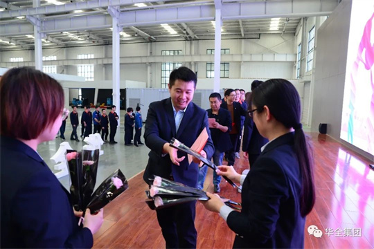 華全集團員工領取母親節(jié)鮮花送媽媽